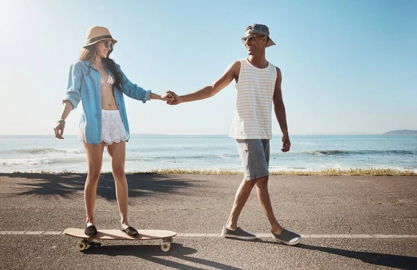 Estás Ficar Tão Bom Nisso Jovem Ensinando Sua Namorada Andar — Fotografia de Stock