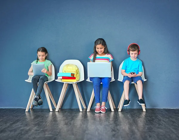 Crecer Mundo Inalámbrico Captura Estudio Niños Sentados Sillas Utilizando Tecnología —  Fotos de Stock