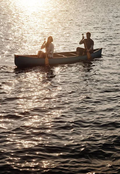 湖に行き 冒険をお楽しみください 湖でボートを漕いでいる若いカップルが — ストック写真
