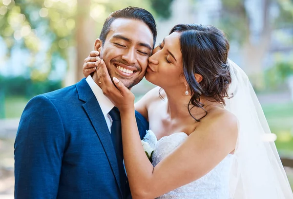 Bela Noiva Beijando Seu Noivo Bochecha Feliz Amor Recém Casados — Fotografia de Stock