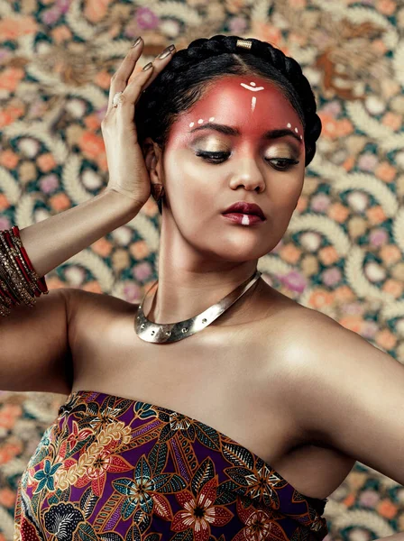Culturele Schoonheid Een Aantrekkelijke Jonge Vrouw Gekleed Traditionele Kleding Make — Stockfoto