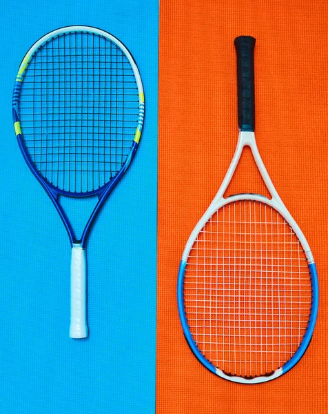 Iyi Raket Kim Olacak Tenis Malzemelerinin Yüksek Açılı Çekimi Bir — Stok fotoğraf