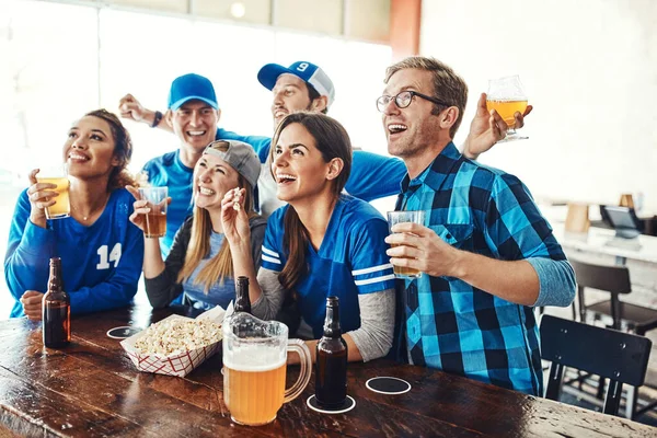 仲間よりもゲームを見る方がいい人 バーでスポーツの試合を見ながらビールを飲んでいる友人たちが — ストック写真