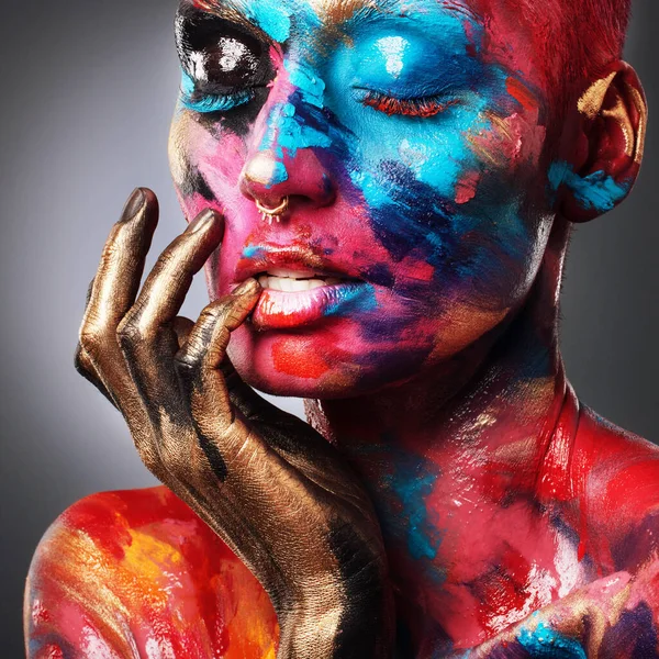 Stwórz Własną Tęczę Atrakcyjna Młoda Kobieta Pozująca Samotnie Studio Farbą — Zdjęcie stockowe