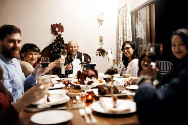 Det Julfest Och Alla Inbjudna Porträtt Lycklig Familj Som Äter — Stockfoto