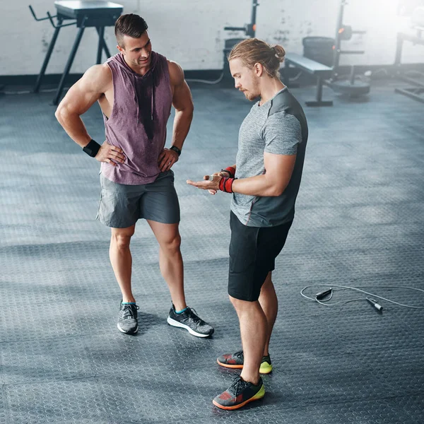 Discussing Ways Better Routine Two Young Men Chatting Gym — Stock Photo, Image