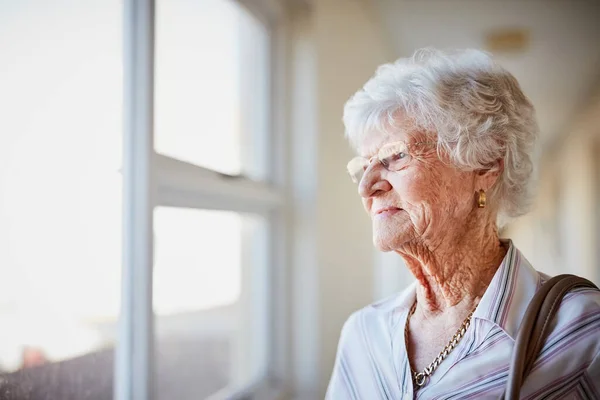 Hermoso Día Para Salir Aquí Una Anciana Mirando Por Ventana —  Fotos de Stock
