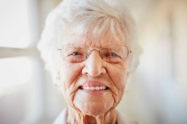 人生を通して彼女の笑顔 老人ホームでの幸せな高齢女性の肖像 — ストック写真
