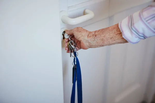 Bezpieczeństwo Przede Wszystkim Starsza Kobieta Wkładająca Klucze Drzwi Domu — Zdjęcie stockowe