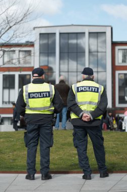 Yasa uygulama, koruma ve güvenlik, şehirde polis memuruyla barış, güvenlik ve otorite için. Acil servis, adalet ve muhafız ve infaz, emir ve tutuklama için sokaktaki kişi.