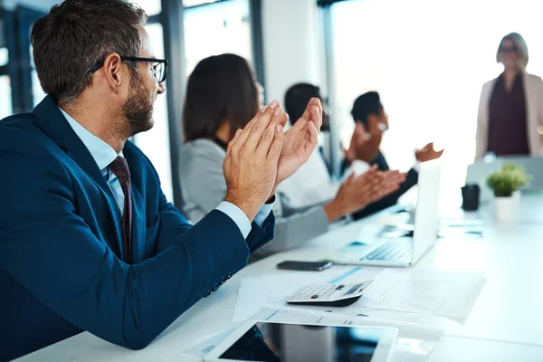 Αξιοσημείωτη Παρουσίαση Επιχειρηματίες Χειροκροτούν Κατά Διάρκεια Παρουσίασης Ένα Γραφείο — Φωτογραφία Αρχείου