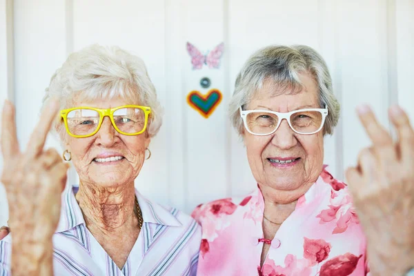 Residentes Mais Fixes Quarteirão Retrato Duas Idosas Felizes Usando Óculos — Fotografia de Stock