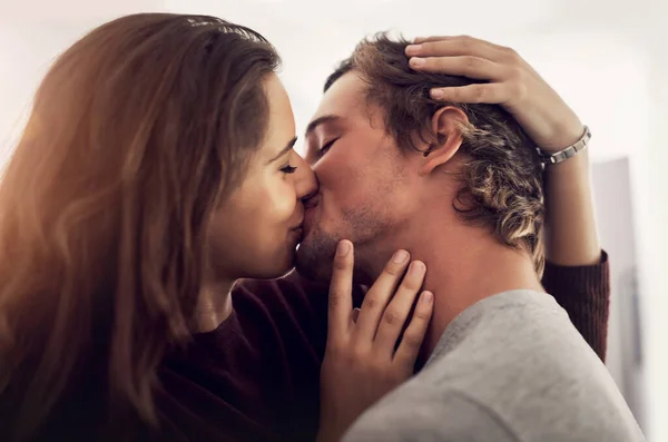 Baisers Pour Construire Une Vie Dessus Jeune Couple Affectueux Embrassant — Photo