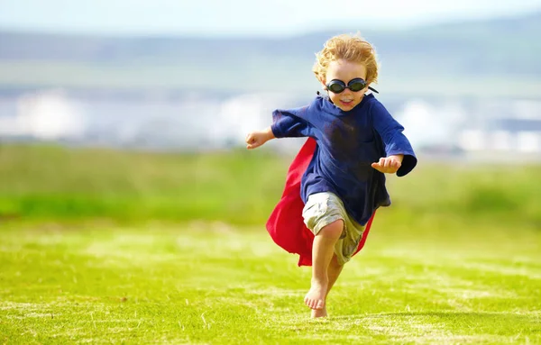 Молодий Хлопчик Костюм Біг Парку Грає Безтурботний Відкритому Повітрі Щастям — стокове фото