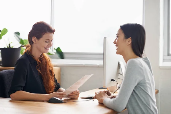 Συνεχίστε Συνέντευξη Για Δουλειά Και Γυναίκες Επιχειρηματίες Στο Γραφείο Συνομιλία — Φωτογραφία Αρχείου