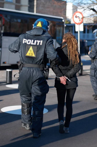 Policía Hombre Arrestar Mujer Protesta Ciudad Crimen Aplicación Ley Seguridad — Foto de Stock
