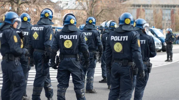봉사를 행진중에 도시에서 경찰의 유지를 순찰을 도시의 거리에서 제복을 경비원 — 스톡 사진