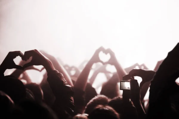 Руки Сердце Телефон Зале Людьми Смотрящими Концерт Музыкальное Событие Фестиваля — стоковое фото