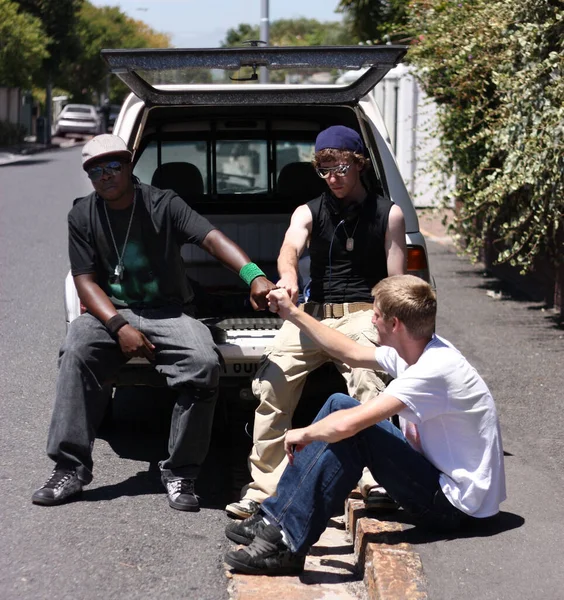 Yumruk Tokuşturma Arkadaşlar Erkekler Bir Minibüste Yolda Kaldırım Planlamasında Birlikte — Stok fotoğraf