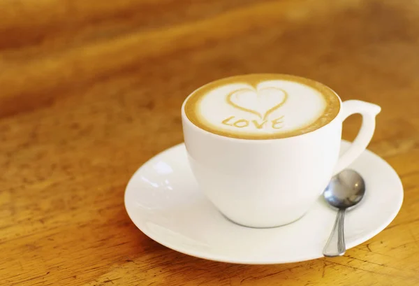Kahve Latte Ahşap Masa Sade Bir Arka Planı Olan Bir — Stok fotoğraf
