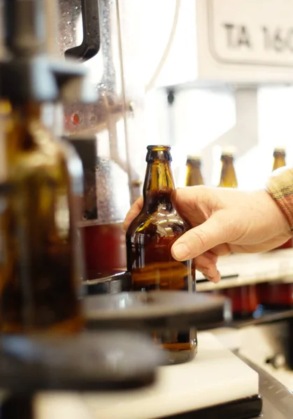 酿酒厂或制造厂的人手 啤酒和瓶子进行质量检查 生产线及仓库内产品自动传送机上的玻璃取料人员 — 图库照片