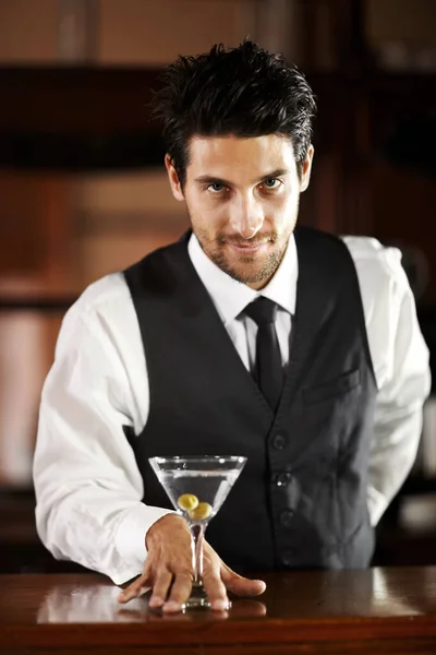 Hombre Retrato Cóctel Bar Para Servicio Bebida Bienvenido Fiesta Club —  Fotos de Stock