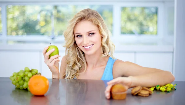 キッチンテーブルの上で食事中の健康的な食事 栄養や繊維で女性 肖像画の笑顔と果物 幸せな女性家庭での食事 有機食事や自然食品のためのリンゴと幸福の笑顔 — ストック写真