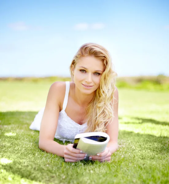 Portrait Relax Woman Book Grass Nature Smile Knowledge Spring Time — Stock Photo, Image