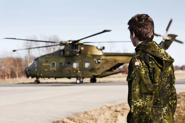 Armé Militär Eller Soldat Man Med Helikopter Utomhus För Transport — Stockfoto