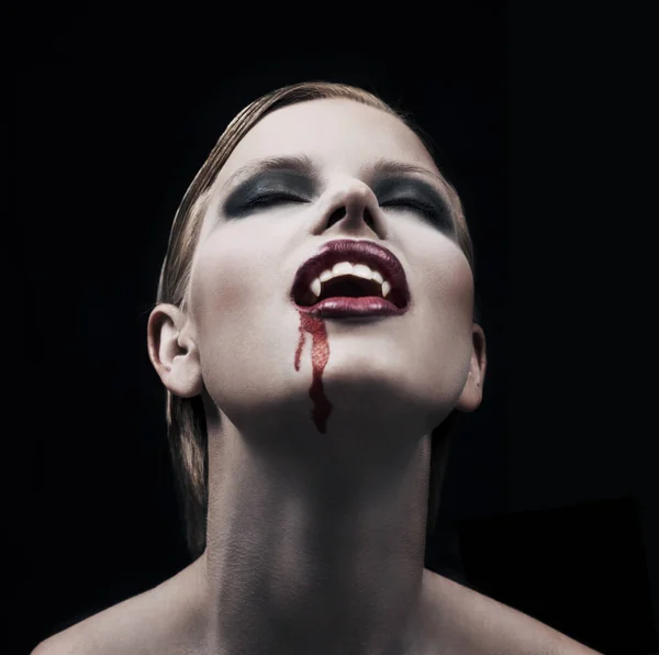Sangre Mujer Vampiro Con Fantasía Colmillos Dama Oscuro Fondo Estudio —  Fotos de Stock