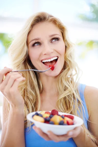 Mulher Feliz Sorriso Fruteira Para Uma Dieta Saudável Comer Nutrição — Fotografia de Stock