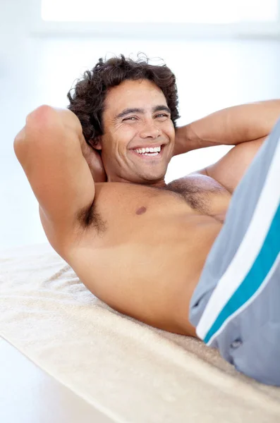 Retrato Situp Hombre Con Sonrisa Gimnasio Para Salud Bienestar Músculo — Foto de Stock