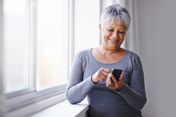 Venster App Senior Vrouw Met Smartphone Aansluiting Typen Voor Social — Stockfoto