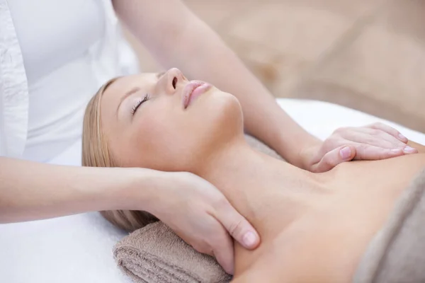 Mani Massaggiatrice Donna Ottenere Massaggio Collo Spa Benessere Con Pace — Foto Stock