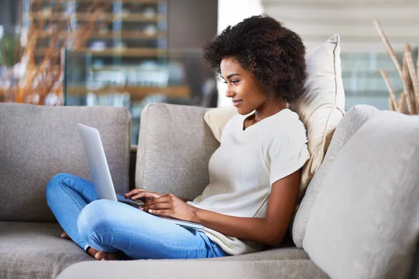 女人在沙发上 笔记本电脑和搜索网站在家里 快乐和网络 休息室模特 带着科技的女士 周末休息时的网上阅读 — 图库照片