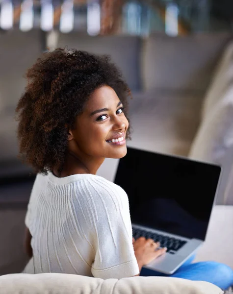 Retrato Sorriso Mulher Sofá Laptop Conexão Para Mídias Sociais Felicidade — Fotografia de Stock