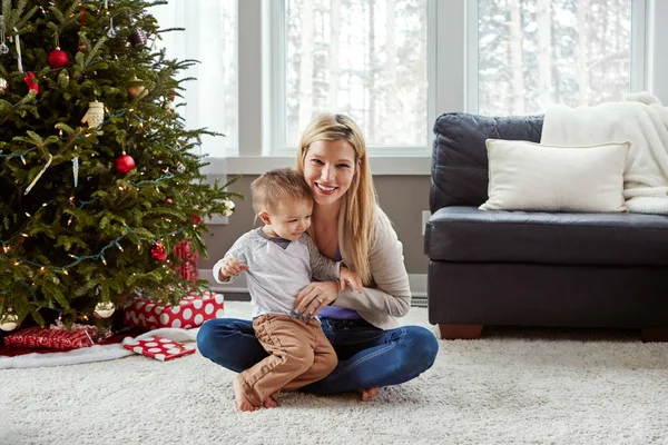 Alig Várja Hogy Odaérjen Fához Egy Fiatal Anya Élvezi Karácsonyt — Stock Fotó