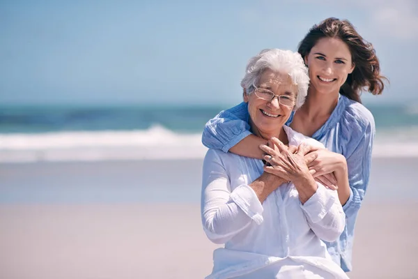 Retrato Playa Mujer Joven Con Madre Mayor Abrazar Sonreír Juntos —  Fotos de Stock