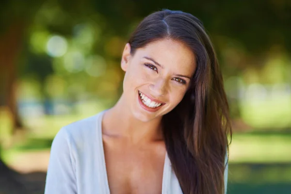 Yazın Parkta Mutlu Bir Kadının Yüzü Gülümsemesi Portresi Güzellik Için — Stok fotoğraf
