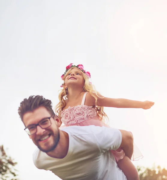 Kis Tündérem Magasan Repül Egy Boldog Apa Aki Kisegíti Lányát — Stock Fotó