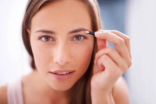 镊子和眉毛在浴室的肖像皮肤护理 美容美发或化妆品在家里 早上在家里洗脸和化妆工具 用于眉毛 美感或健康 — 图库照片
