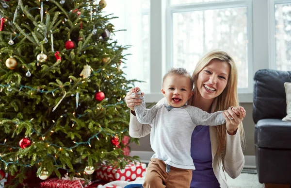 Teszi Legcsodálatosabb Időt Még Csodálatosabbá Egy Fiatal Anya Élvezi Karácsonyt — Stock Fotó