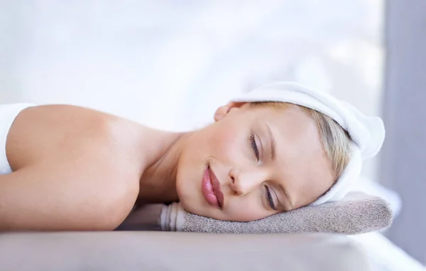 Spa Masaż Relaks Twarz Kobiety Łóżku Dla Piękna Dermatologii Lub — Zdjęcie stockowe