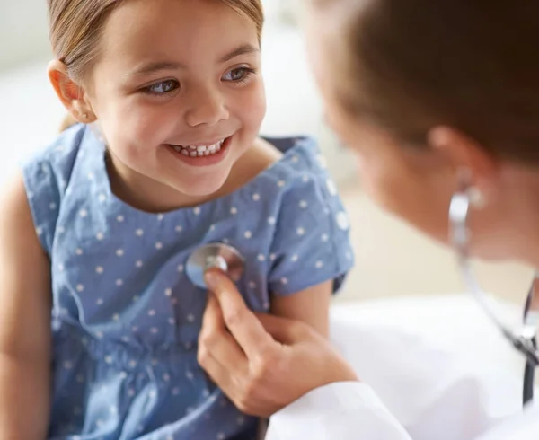 Boldog Gyermek Sztetoszkóp Gyermekorvos Egészségügyi Tanácsadás Ellenőrizze Tüdőt Légzést Szívverés — Stock Fotó
