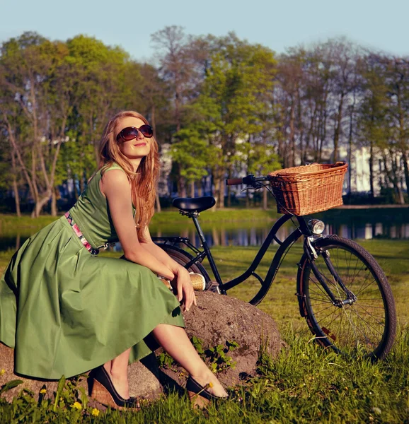 Feliz Sonrisa Bicicleta Con Mujer Parque Para Ciclismo Libertad Naturaleza — Foto de Stock