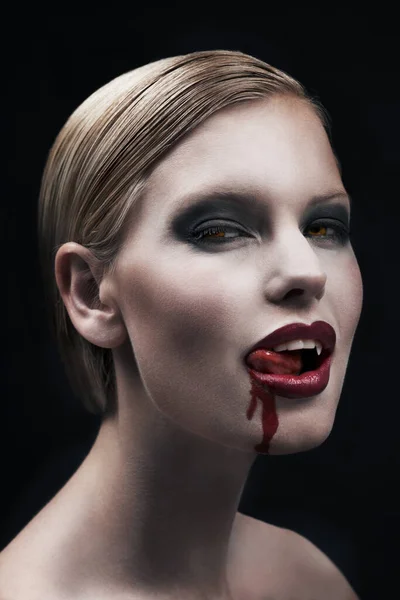 Retrato Sangre Una Mujer Vampiro Estudio Sobre Fondo Oscuro Para —  Fotos de Stock