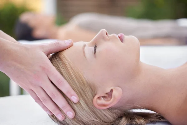 Entspannen Gesichtsmassage Frauen Reiki Spa Für Gesundheit Wellness Und Luxusbehandlung — Stockfoto