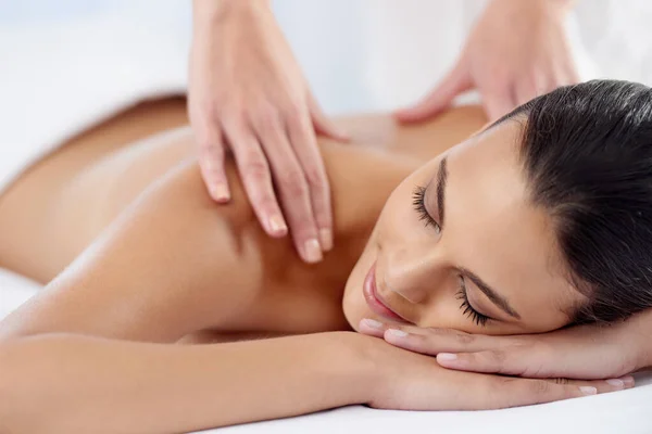 Glad Lyx Och Kvinna Med Massage Egenvård Och Stress Lättnad — Stockfoto