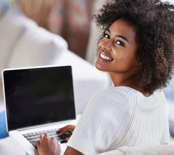 フリーランスの起業家として自宅にいる黒人女性とのポートレート ノートパソコン リモートワーク リビングルームで働く若い女性と一緒に働くコンピュータ — ストック写真