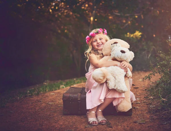 Bir Sonraki Maceramız Olacak Küçük Mutlu Bir Kız Ayıcıklarıyla Birlikte — Stok fotoğraf